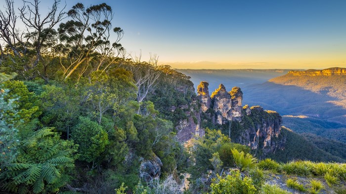 Three Sisters rock formation at sunrise, Blue Mountains