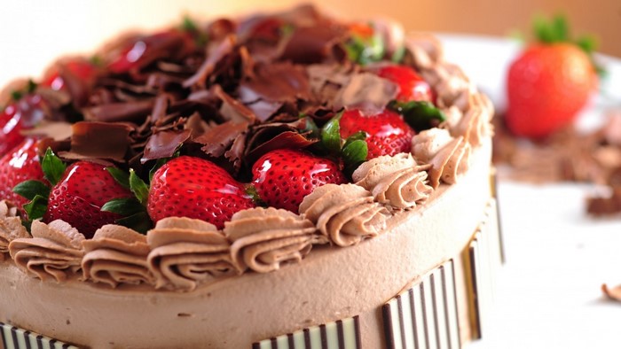 Chocolate cake with strawberries and chocolate shavings