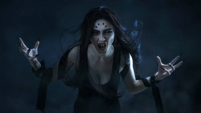 Woman dressed as Shelob with sharp claws