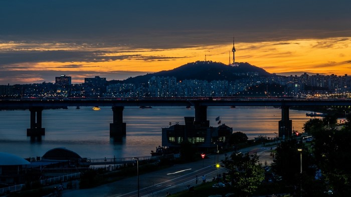 Seoul city skyline with Namsan Tower at dusk