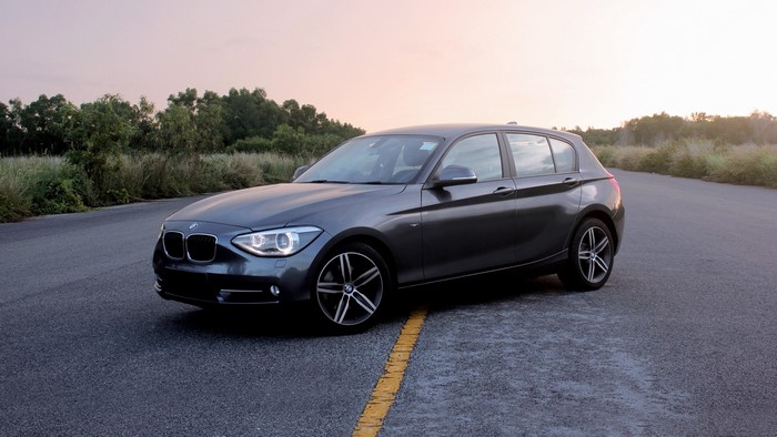 Gray BMW 118 on a Road