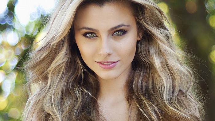 Woman with blonde hair and green eyes