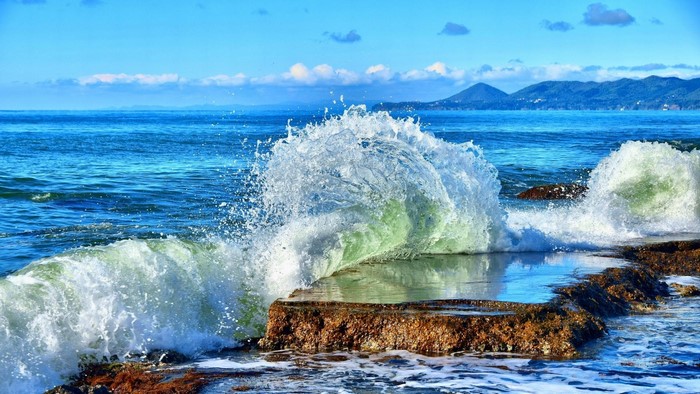 Ocean wave crashing on rocks