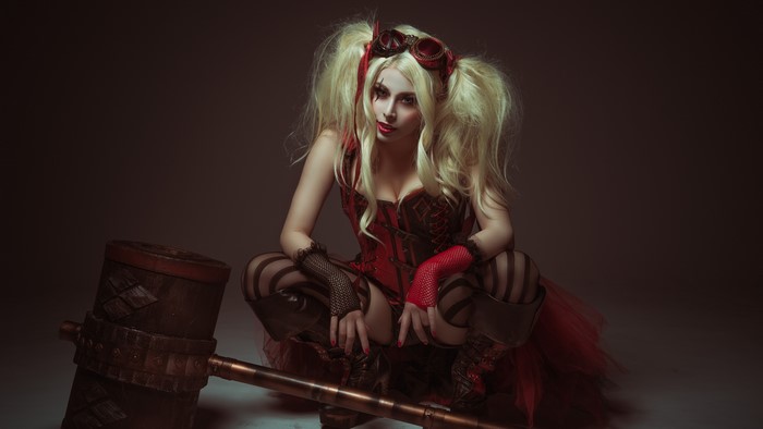 4K Harley Quinn Cosplay with Mallet