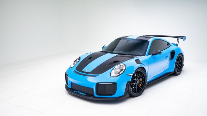 Blue Porsche GT2 RS with black stripes