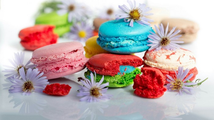 Colorful macarons with flowers