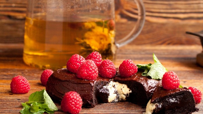 Chocolate cake with raspberries and tea