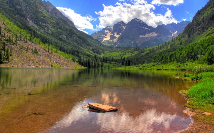 Maroon Bells lake and mountains