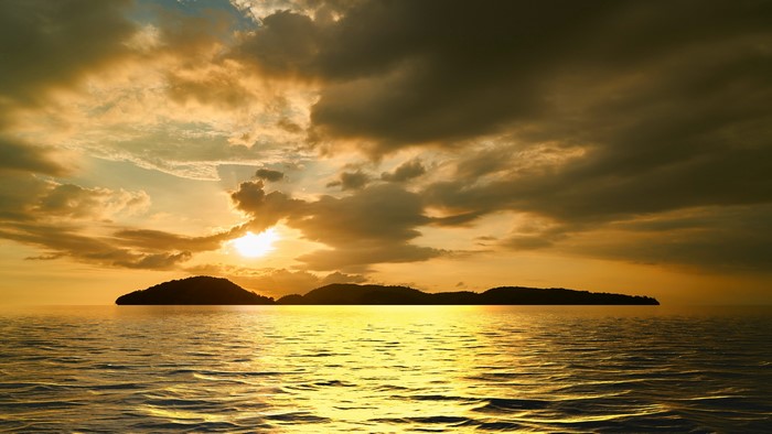 4K Sunset over the Ocean with Islands