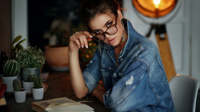 Woman wearing glasses and denim jacket