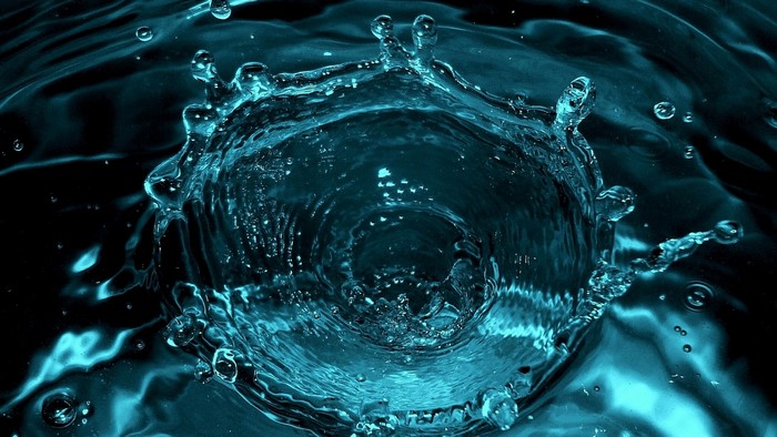 Water splash in turquoise water