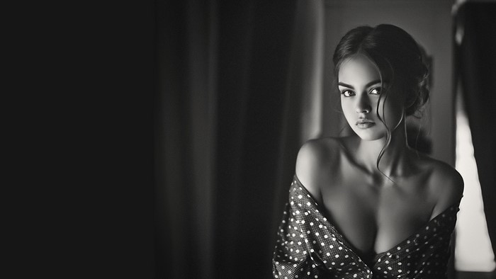 Black and white portrait of a young woman