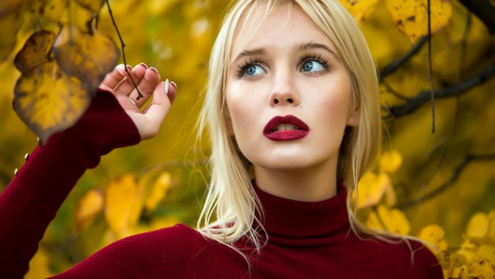 Blonde woman with red lipstick in autumn