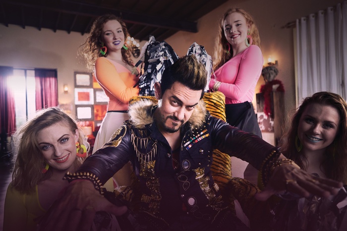 Aamir Khan with women in colorful outfits