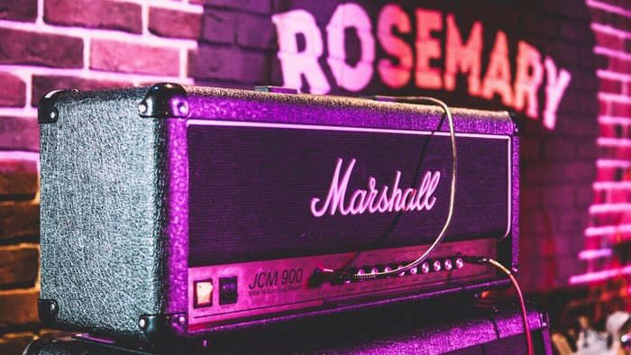 Marshall JCM 900 amplifier head