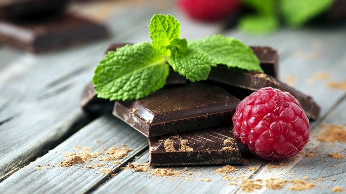 Dark chocolate pieces with mint and raspberry