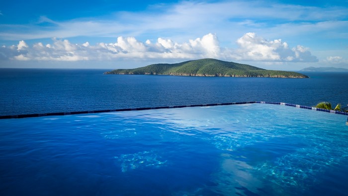 4K Infinity Pool Overlooking Tropical Island
