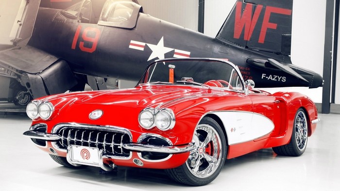 1959 Chevrolet Corvette C1 and vintage airplane