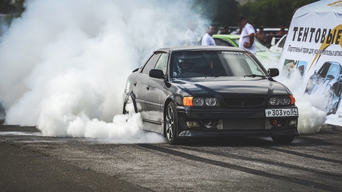 Black Toyota Chaser doing a burnout