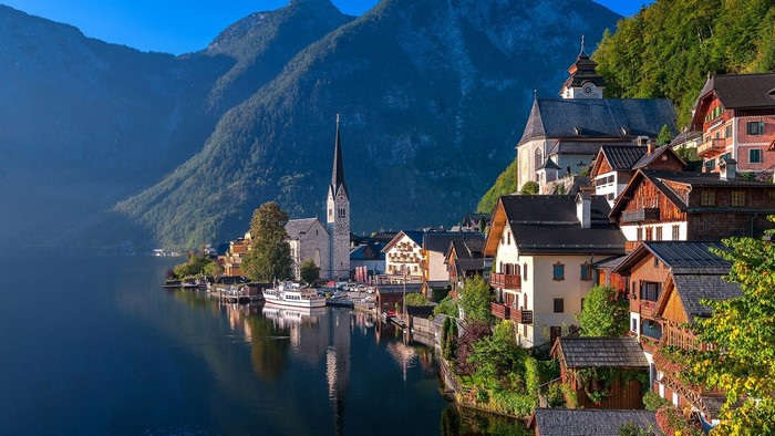 Hallstatt, Austria village on a lake with mountains
