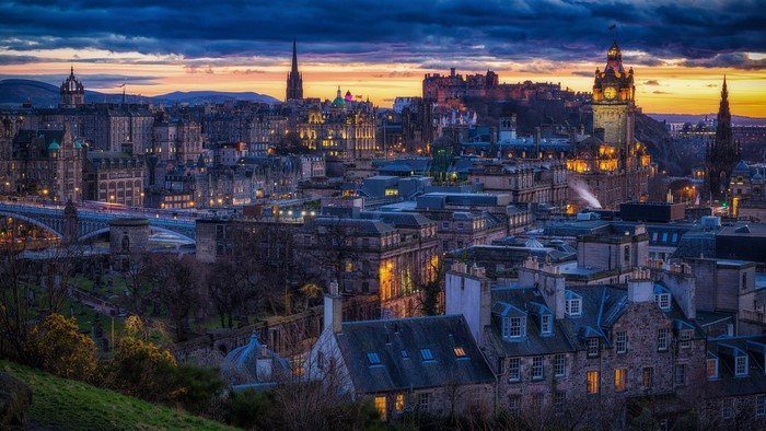 Edinburgh Castle and city skyline at dusk