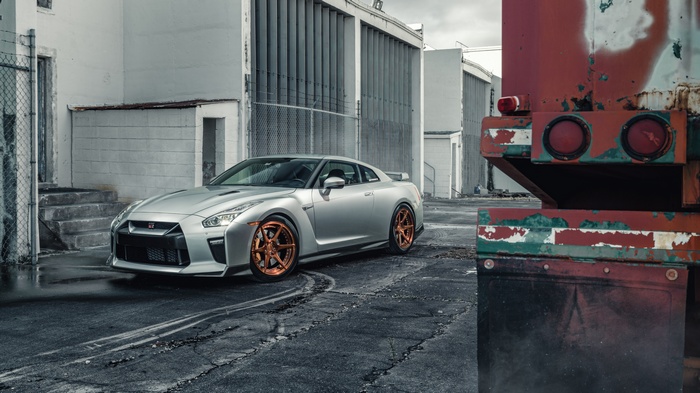 Silver Nissan GT-R with bronze wheels 4K
