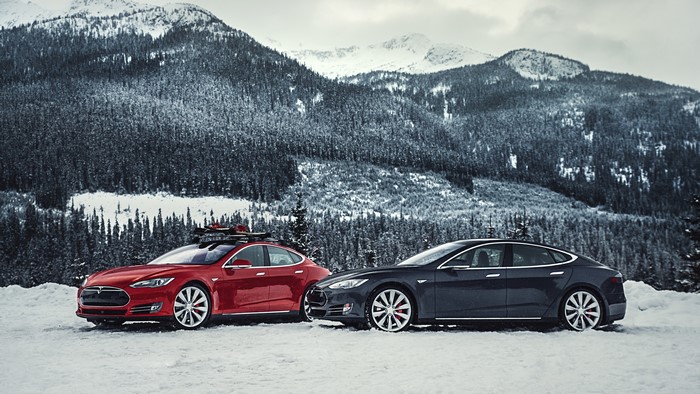 4K Tesla Model S in Snowy Mountains