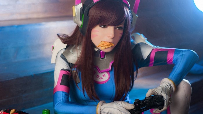 D.Va from Overwatch eating chips while gaming