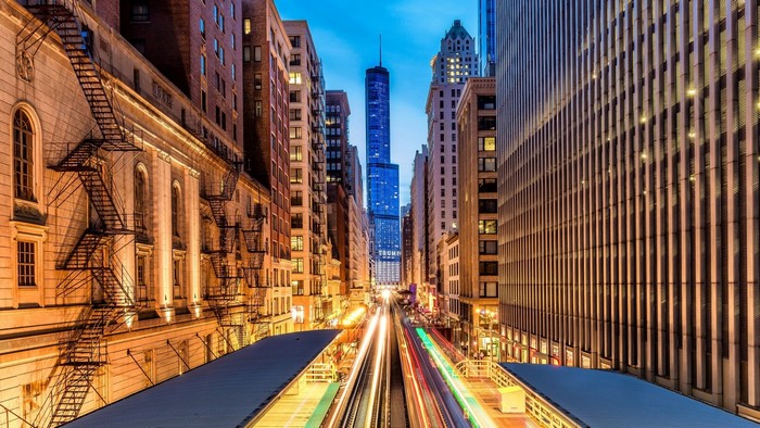 Chicago Trump Tower and elevated train tracks