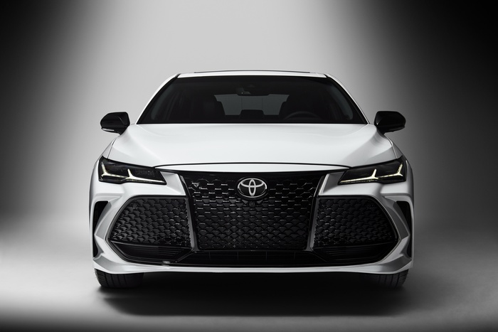 4K Toyota Avalon Touring front view