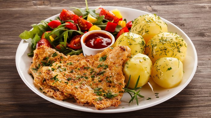 Breaded chicken cutlet with potatoes and salad
