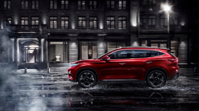 Chery Exeed TX driving in city at night