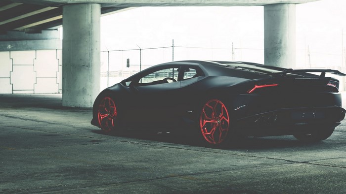 Black Lamborghini Huracan with red wheels
