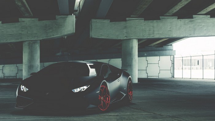 Black Lamborghini Huracan with red wheels