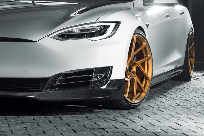 4K Tesla Model S Novitec