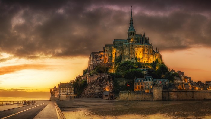 4K Mont Saint Michel at sunset