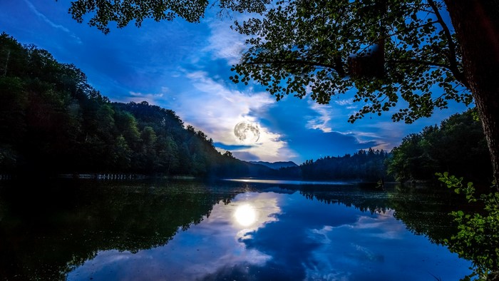 Moonlit Lake Reflection 4K