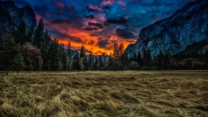 Sunset over Yosemite Valley with El Capitan