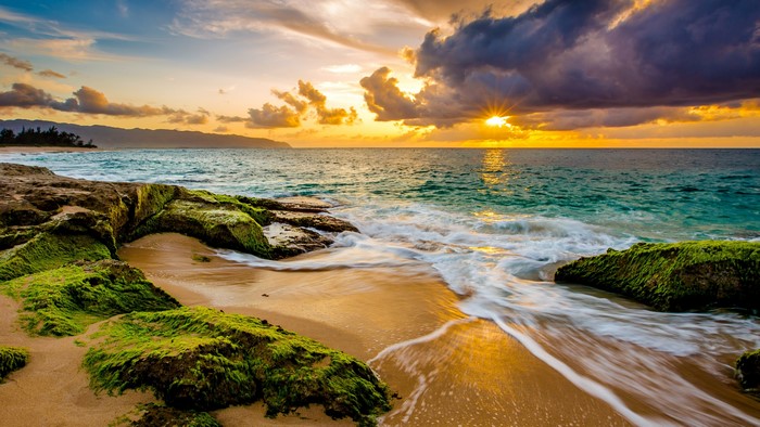 4K Shore with Sunset and Waves
