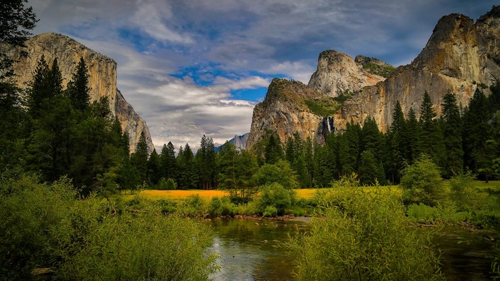 Yosemite Valley with El Capitan and Bridalveil Fall