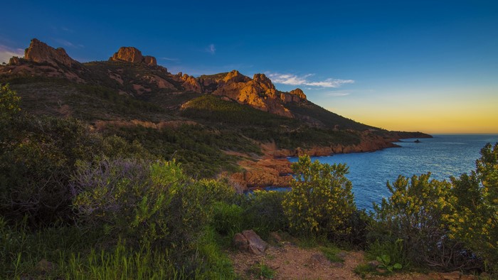 4K Coastline with Mountains at Sunset
