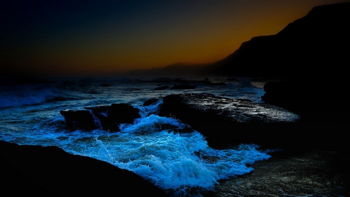 Dark Ocean Waves Crashing on Rocks at Dusk