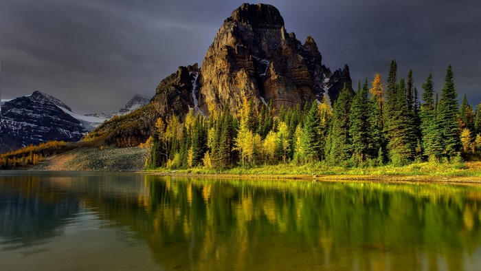 Mountain lake with autumn trees and reflection