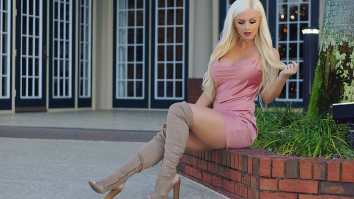 Aida Ridic in pink dress and boots