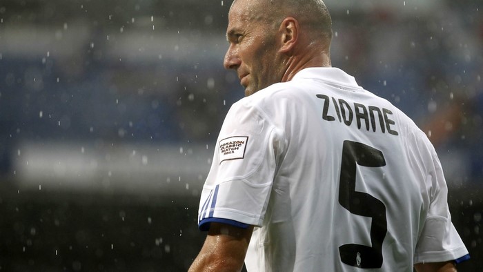 Zinedine Zidane in a white jersey with number 5