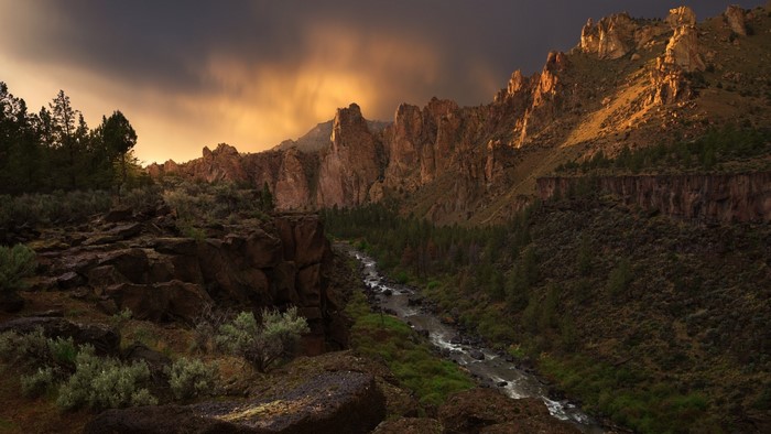 Smith Rock National Park river and cliffs at sunset