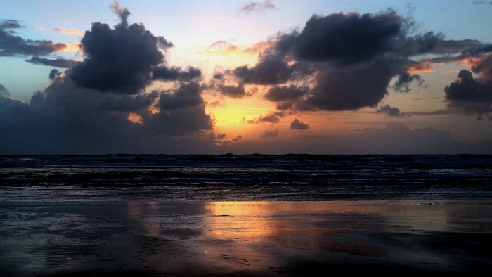 4K Ocean Sunset with Clouds