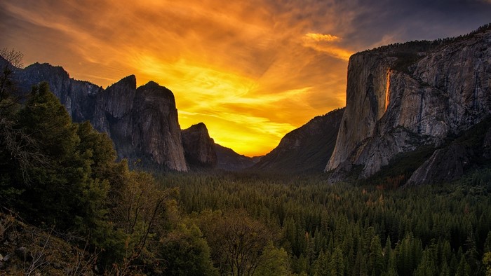 Sunset over Yosemite Valley with El Capitan