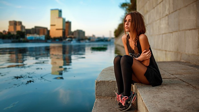 Kseniya Kokoreva sitting by the river