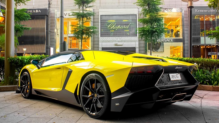 4K Yellow Lamborghini Aventador